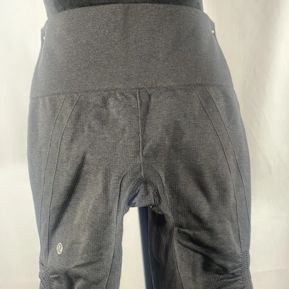 Lululemon Grey, Ebb to street crop leggings,seamless, Small, Size 4 - Picture 4 of 5